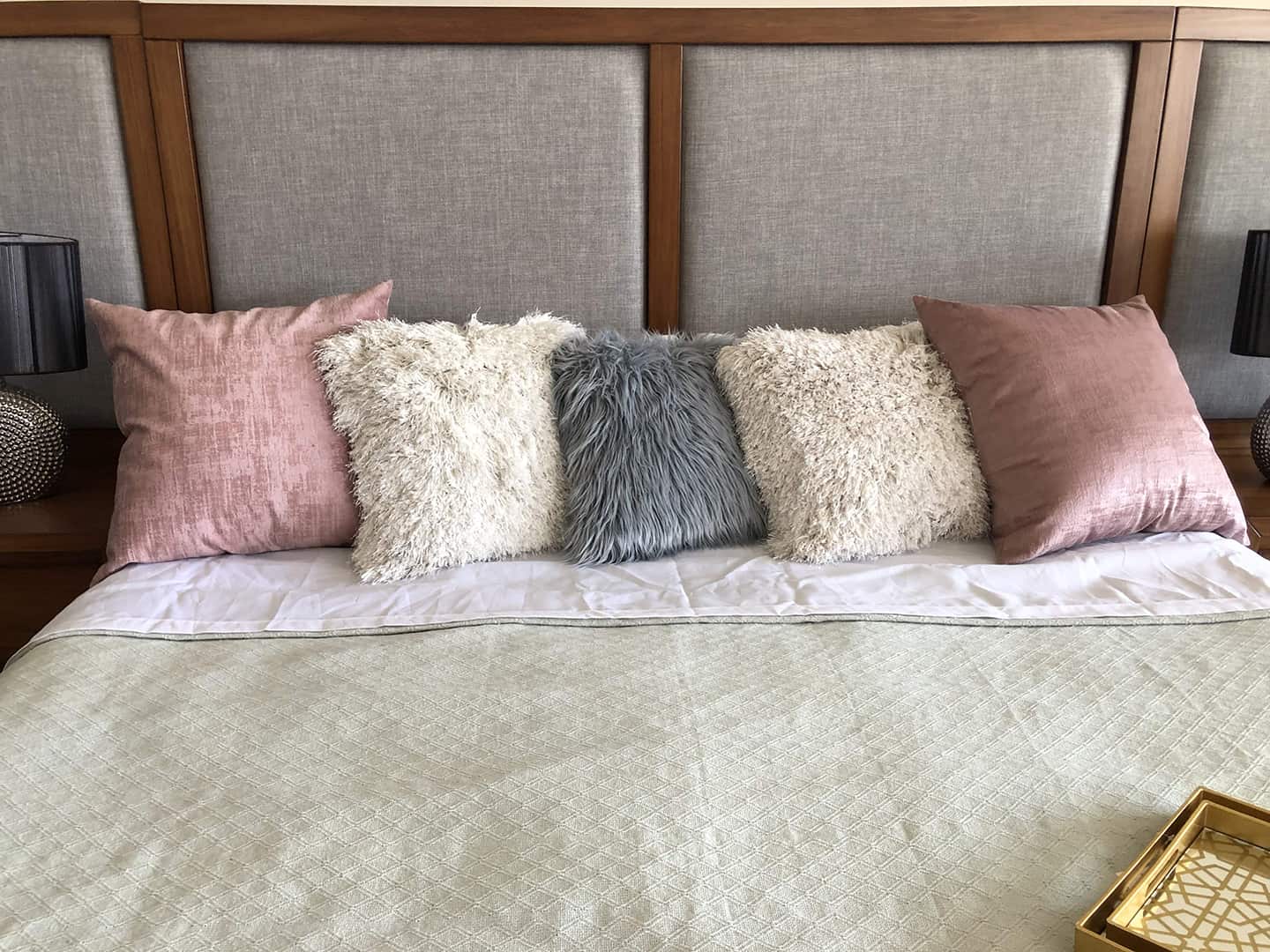 Corte cuadrado cama individual con cabecera de madera marrón y